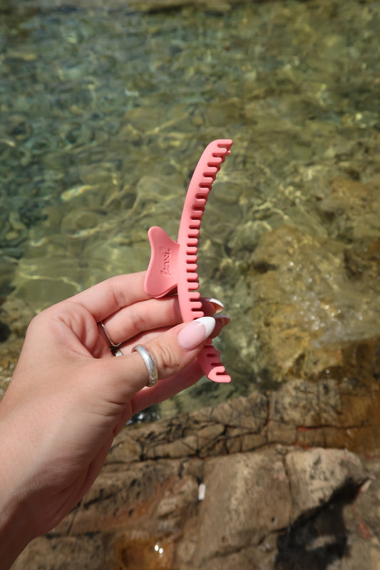 Kaxi Original Wavy Hold Everything Claw Clip // Punch Pink